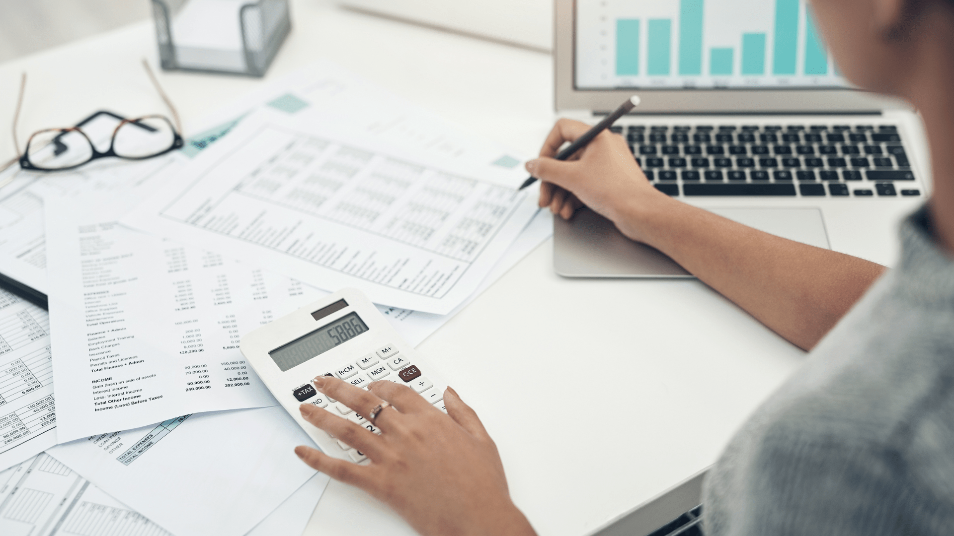 Especialista trabajando en la administración de nómina